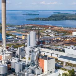 Metsä Fibres fabrik i Joutseno tillverkar barrsulfatmassa av tall, gran och sågspån. Massan används som råvara i bland annat kartong, mjukpapper, tryckpapper och specialprodukter. Foto: Metsä Group
