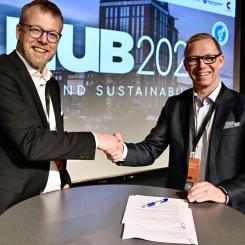 Thomas Johansson, VD Mine Storage och Niklas Gunnar, Koncernchef Mälarenergi signerar samarbetsavtal på HUB2022 i Västerås.