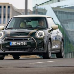 Mini Cooper på väg. Denna återkallelse lyfter fram en av de större säkerhetsutmaningarna med elbilar: batterisystemens känslighet för fukt och temperaturvariationer. Även om elbilar generellt sett anses vara säkra och miljövänliga, finns det särskilda risker som måste hanteras, särskilt när det gäller batteriets integritet och brandsäkerhet. Foto: BMW