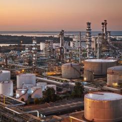 Möves vätgasraffinaderi La Rábida i Huelva, där projektet Onuba ska byggas. Anläggningen är den största i Spanien. Tyska Thyssenkrupp Nucera har fått en order på 300 megawatt alkaliska elektrolysörer från det spanska energibolaget Moeve. Utrustningen ska användas i projektet Onuba, som blir Spaniens största anläggning för grön vätgas som hittills har nått ett slutligt investeringsbeslut.
Foto: Moeve