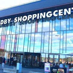 Nordby Shoppingcenter i Nordby i Sverige, nära gränsen till Norge inriktar sig på gränshandel eftersom priserna i Norge är högre än i Sverige. Foto: Wikipedia Common, kredit: Kjetil Ree
