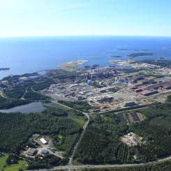 SSAB:s gröna omställning innebär att företagets samtliga produktionsorter i Norden ska ställas om under de kommande tio åren och 
ambitionen är att koldioxidutsläppen i stort sett ska elimineras till omkring 2030. I vilken ordning produktionsorterna ställs om kommer 
bland annat att bero på tillgängligheten av nödvändig infrastruktur och en nyckelfaktor för den gröna omställning som företaget vill göra 
är tillgången till fossilfri el. Foto: SSAB