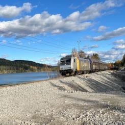 Första tåget passerar Skorped efter urspårningen och återställningsarbetet Foto: Johan Zakrisson, Trafikverket