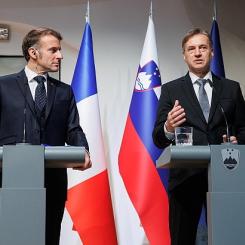 Frankrikes president Emmanuel Macron och Sloveniens premiärminister Robert Golob under undertecknandet av deklarationen om kärnkrafts­samarbete. Foto: Gov.si/Nebojša Tejic)