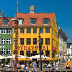 Hotell- och restaurangsektorn drev jobbtillväxten i Danmark i juli, men Novo Nordisks planerade neddragningar kan bromsa utvecklingen. Bilden visar Nyhavn, med största koncentrationen av små hotell och restauranger. Foto: Wikipedia Commons. Kredit: Ramblensen2