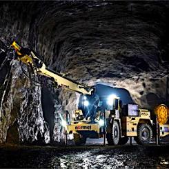 Maskinens styrsystem är utvecklat internt av Normet och ger operatören tillgång till driftdata, diagnostik och övervakning via pekskärm. Syftet är att underlätta arbetet och minska risken för fel under drift. Foto: Normet