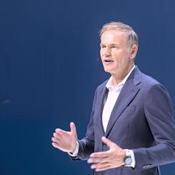 – Målet för kostnads- och kapacitetsanpassning är tydligt, även om vägen dit kan vara flexibel. Vi hade avsatt cirka 900 miljoner euro för dessa åtgärder i årsredovisningen, sade Volkswagens koncernchef Oliver Blume.