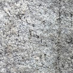 Exempel på mineraliserad gång med sällsynta jordartsmetaller (REE-fosfatmineralen xenotim och monazit ) i Olserum. Foto: Stefan Andersson/SGU