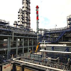 Omsk-raffinaderiet före branden. Foto: Wikipedia Common, kredit: Yulia Lisina