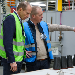 Heikki Malinen, VD och koncernchef på Outokumpu, och Mark Backhaus, chef för fabriken på Siemens ställverksfabrik i Frankfurt. Foto: Outokumpu