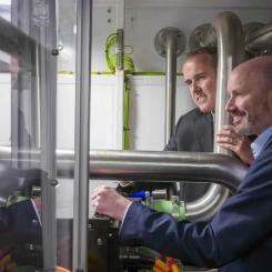 Peter Lantry, vd för Equinix Irland (till vänster), och Andrew Cunningham, vd för GeoPura (till höger). Lantry framhåller att Equinix på sikt skulle kunna utforma framtida datacenter med bränsleceller som energikälla, men först när tekniken blir kommersiellt tillgänglig i större skala.  Foto: GeoPura