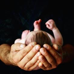 För första gången visar forskare vid Örebro och Åbo universitet att PFAS hos gravida kan kopplas till förändringar i barns hjärnor fem år senare. Foto: Jill Sauve/Unsplash