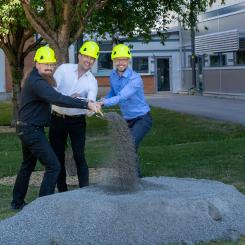 Här tas första spadtaget till den nya utbygganden av Pfizers tillverkningsanläggning i Strängnäs. På bild fr vänster, Mikael Brunell, Johan Carlsson och Jakob Holmlund.