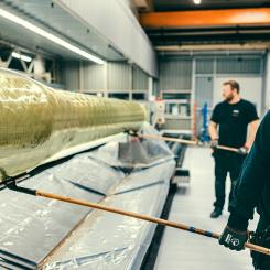Anläggningen i Piteå som producerar kompositisolatorer.  Foto: Hitachi Energy
