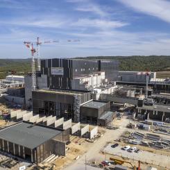 Internationella forskningsprojektet ITER, beläget i södra Frankrike, fortsätter sin framfart mot att bli världens största experiment för magnetisk inneslutning av plasma. Med en planerad färdigställande av byggnationen år 2025, positionerar sig ITER för att leda vägen inom fusionsteknologi och energiproduktion. Foto: ITER