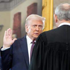 Trump avlägger sin andra ämbetsed, administrerad av chefsdomare John Roberts i Capitoliums rotunda. Foto: Wikipedia Common. Kredit: Vita huset – Pressfoto