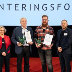 Från vänster: Prisutdelare Lena Moestam, Senior R&D Engineer på Volvo Trucks, Per Johnsen från OnTop, Fredrik Fröst från Log Max,André Löfqvist, Volvo Construction Equipment, ordförande Svenskt Monteringsforum. Foto: David Lagerlöf