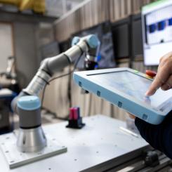 Forskare vid Högskolan i Skövde har fått fem miljoner från AFA Försäkring för att studera hur människa och robot kan samarbeta för att stärka arbetsmiljö och kompetensutveckling. Foto: Rebecka Thor. Högskolan i Skövde