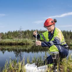 Provtagning i naturen. Foto: Endomines
