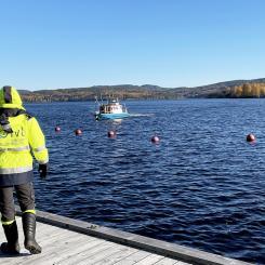 Fältprovtagning av fiberbankar med SGU:s provtagningsbåt m/s Ugglan. Foto: Anna-Karin Dahlberg