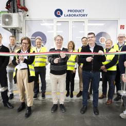 Det svenska värmepumpsföretaget Qvantum driver värmepumpsrevolutionen framåt med nytt utvecklingscenter

APRIL 15, 2025



Invigningen av det nya labbet uppmärksammandes med en traditionell bandklippningsceremoni, för att fira den viktiga milstolpen i företagets resa mot att minska koldioxidutsläppen i Europas städer med hjälp av värmepumpar. Fredrik Rosenqvist, VD, Helene Carlström, ansvarig för R&D, László Jávorka, ansvarig för labbet i Ungern, Péter Marozsán, ansvarig för produktutveckling i Ungern och Federico Rosales, COO var med och klippte bandet till det nya testlabbet. Foto: Johan Marklund