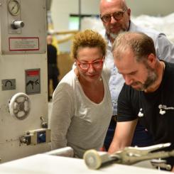 Soraya Narfeldt på besök i Gaya Materials fabrik i Helsingborg. Foto: Gaya Materials