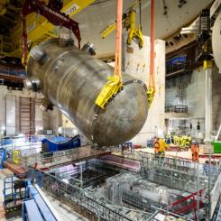 Efter noggranna inspektioner och godkännande från Office for Nuclear Regulation (ONR) lyftes kärlet på plats med hjälp av en intern polarkran. Det sänktes sedan ner i reaktorbyggnaden med endast 40 millimeters marginal på varje sida, en operation som krävde stor precision. Kärlet kommer att flankeras av fyra ånggeneratorer, 25 meter höga, som ska installeras nästa år. Foto: EDF Energy.