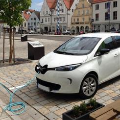 En helelektrisk Renault Zoe laddar vid en laddstation vid huvudtorget i tyska Pfaffenhofen. Foto: Wikipedia Common, (Flickr) Kredit: werner hillebrand-hansen
