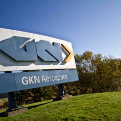 GKN Aerospace Sweden entréskylt utanför fabriken i Trollhättan. Foto: RobMag66/Wikimedia Commons