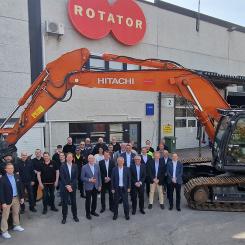 För att fira dessa två milstolpar inbjöd Vandakontoret i Finland nyligen en auktoritativ grupp gäster från Hitachi, ledd av VD:n för Hitachi Construction Machinery (HCM), Kotaro Hirano. I sitt tal gratulerade han Rotator och tackade varmt personalen för deras långsiktiga och framgångsrika arbete. Foto: Rotator Oy