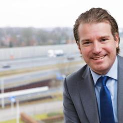 Willem Van Der Leegte, VD för VDL, uttrycker sin tillfredsställelse med affären:- Vi är glada över att nu kunna meddela att vi tar över bussproduktionen på Van Hool. Detta ger oss inte bara ett mervärde i vår produktion utan stärker även vår position på den internationella marknaden, särskilt genom vårt fortsatta samarbete med ABC Company i USA. Foto: VDL