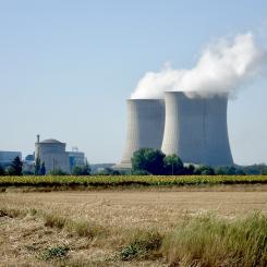 Franska kärnkraftverket Saint-Laurent, med två reaktorer av CP2-typ i 900 MWe-klassen och kyltornet till höger. Foto: Wikipedia Commons Lic. Kredit: T.A.F.K.A.S.