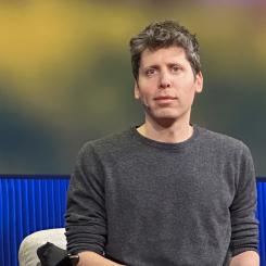 Sam Altman har föreslagit nya tekniska lösningar som ska kunna bevisa att en person verkligen är människa – bland annat det omdiskuterade projektet ”The Orb” från hans organisation Tools for Humanity. Foto: Wikipedia Common Lic. Kredit: Artem.G (diskussion | bidrag) laddade upp ett verk av Steve Jurvetson från https://www.flickr.com/photos/jurvetson/54446118165/
 med UploadWizard