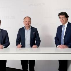 Från höger till vänster: Klaus Rosenfeld, CEO på Schaeffler AG, Henrik Henriksson, CEO på H2 Green Steel, samt Andreas Schick, COO på Schaeffler AG. Foto: Schaeffler