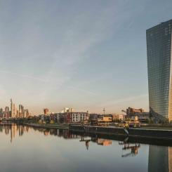 Europeiska centralbankens byggnad, till höger, i Frankfurt am Main. Foto: Wikipedia Common, kredit: DXR