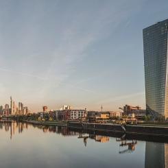 Sätet för Europeiska centralbanken till höger och Frankfurts skyline i gryningen, sett från väster. Foto: Wikipedia Common, kredit: DXR