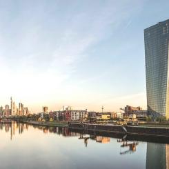 Europeiska Centralbanken, till höger, vid floden Main, i Frankfurt am Main. Foto: Wikipedia, Kredit: DXR