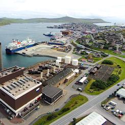 Lerwick Power Station.
Huvudkraftverket på Shetlandsöarna står inför en uppgradering som projektets företrädare menar kommer att leda till en mer tillförlitlig energiförsörjning samtidigt som avkarboniseringen av elnätet påskyndas. Den finländska tillverkaren Wärtsilä ska installera ett energilagringssystem vid huvudkraftverket i Lerwick på uppdrag av Scottish and Southern Electricity Networks (SSEN), som är en del av det Perth-baserade energibolaget SSE.  Foto: SSEN
