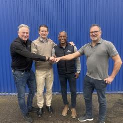 Från vänster: Anders Perjans, delägare i Metallprodukter; Simon Brännström, grundare av Safe Harbour Invest; Mario Pereira, grundare av Safe Harbour Invest; samt Hans Nohrlander, vd och ägare av Metallprodukter i Edsbyn AB, i samband med Safe Harbours förvärv den 1 oktober 2025. Foto: Safe Harbour Invest