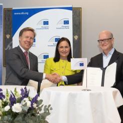 Finnveras vice vd Jussi Haarasilta, vd för Finlands exportkredit ltd Pia Peltoniemi och EIB:s vice vd Thomas Östros. Foto: Finnvera Plc