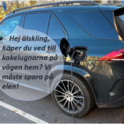 Elbilar på laddning i Stockholm.