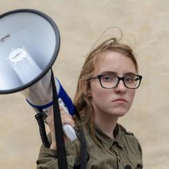 Ia Aanstoot, 18, en kunnig och passionerad ledare inom klimatrörelsen, inleder rättsliga åtgärder för att stoppa Greenpeaces attack mot kärnkraft. Foto: Rowan Farrell.