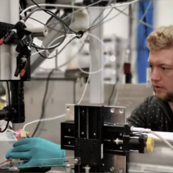 Alfred Larsson monterar en elektrokemisk cell vid instrumentet ”The Swedish Materials Science Beamline P21.2” vid partikelacceleratorn PETRA III i Hamburg. Foto: Jinshan Pan