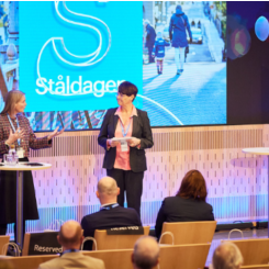 Ståldagen arrangerades i år på Kungl. Ingenjörsvetenskapsakademiens konferenscenter (IVA) i Stockholm. På bilden: Jernkontorets vd Annika Roos och moderator Karin Klingenstierna. Foto: Pia Nordlander