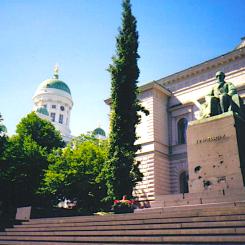 Finlands statsbank med staty av Johan Vilhelm Snellman, skulpterad av Emil Wikström (1864–1942), framför statsbanken i Helsingfors. Statyns fot visar avsiktligt skador från sovjetiska bombningar av Helsingfors under andra världskriget. Foto: Wikipedia Common, kredit: ThePeter