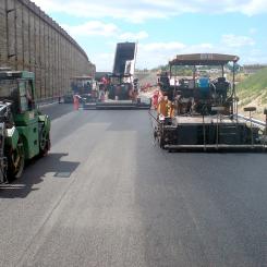 Asfaltmaskiner av olika fabrikat. Foto: Sonaz/Wikimedia Commons