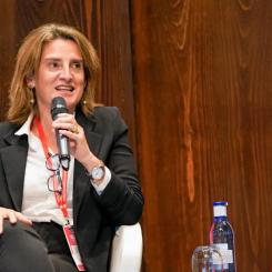 Teresa Ribera, Spaniens minister för landets energiomställning. spanska regeringen har beviljat 150 miljoner euro (motsvarande 163 miljoner dollar) i bidrag till tolv "innovativa" projekt som tillsammans ska producera 309 megawatt grön vätgas för användning i svåravkarboniserade sektorer, inklusive tung industri, transport och kemikalier. Foto: Party of European Socialists/Flickr