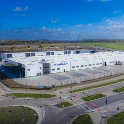 Det nya verket i Białystok omfattar 7 000 kvadratmeter och är utrustat med innovativa teknologier som gör det möjligt att testa omriktare under laboratorieförhållanden som simulerar fordonsliknande miljöer. Anläggningen innehåller både produktionsområden och ett laboratorium. Foto: Stadler
