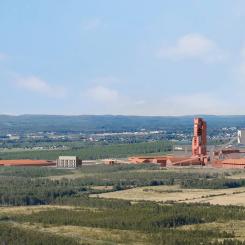 Stegras första anläggning är under uppförande i Boden i norra Sverige. Företaget ligger i fas för att börja producera grönt stål år 2026, med hjälp av grön vätgas och grönt järn för att minska utsläppen med upp till 95 procent. Illustration: Stegra