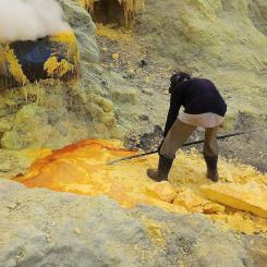 Brytning av svavel från en fyndighet vid kanten av Ijens kratersjö, Indonesien. Foto: Wikipedia Common, Kredit: Aditya Suseno
